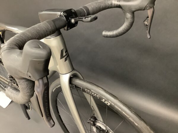 NEW Lapierre Xelius SL 7.0 Ultegra 8170 Di2 Disc Carbon Road Bike 2023 - Medium - Image 3