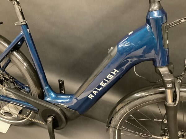 Ex-Demo Raleigh Motus Tour + Derailleur Low Step Electric Hybrid Bike 2021 - Large - Image 13