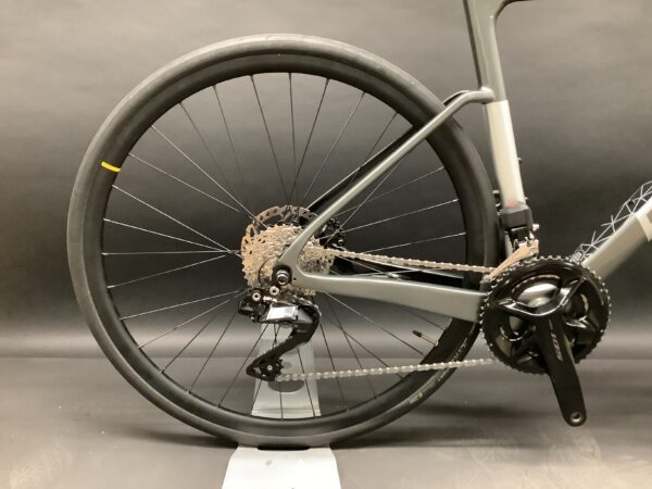 Ribble Endurance SL E Enthusiast Di2 Carbon Disc E-Road Bike 2022 - Medium - Image 8
