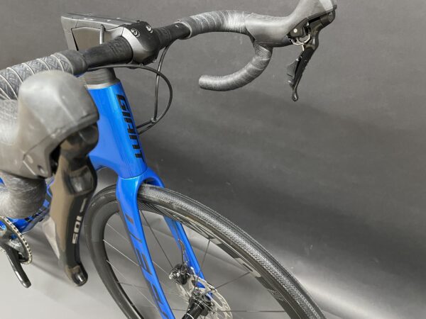 Giant Defy Advanced Pro 3 Carbon Disc Road Bike 2020 - Medium - Image 3