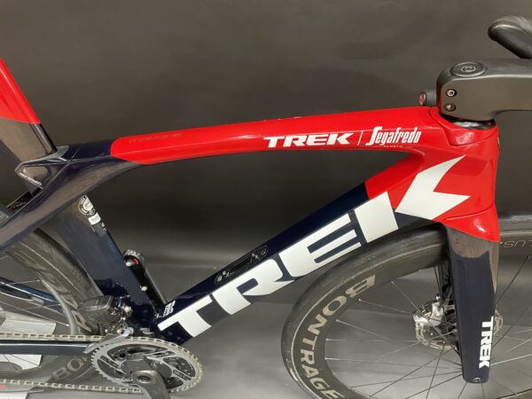 Trek Madone SLR 9 Red AXS & PM Gen 6 Carbon Disc Road Bike 2021 - 52cm - Image 2