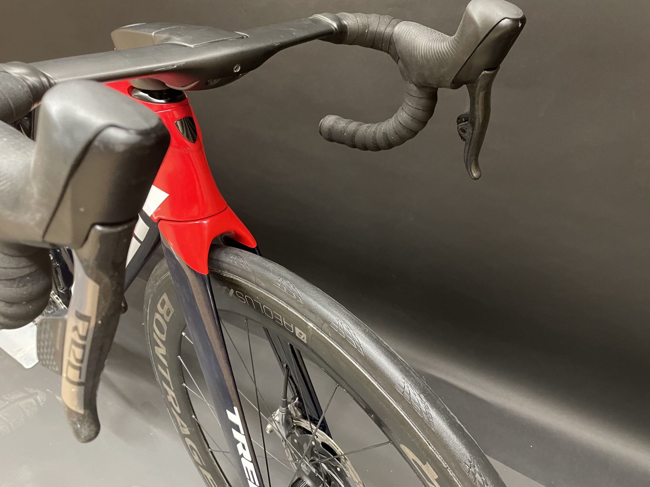 Trek Madone SLR 9 Red AXS & PM Gen 6 Carbon Disc Road Bike Trek Madone SLR 9 Red AXS & PM Gen 6 Carbon Disc Road Bike