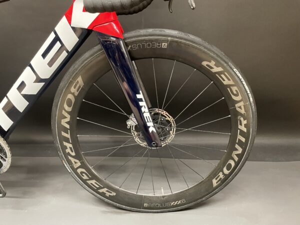 Trek Madone SLR 9 Red AXS & PM Gen 6 Carbon Disc Road Bike 2021 - 52cm - Image 4