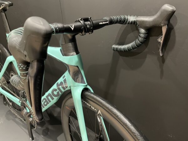 Bianchi Oltre Comp Di2 Carbon Disc Road Bike 2024 - 55cm - Image 3