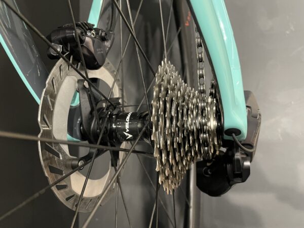 Bianchi Oltre Comp Di2 Carbon Disc Road Bike 2024 - 55cm - Image 10
