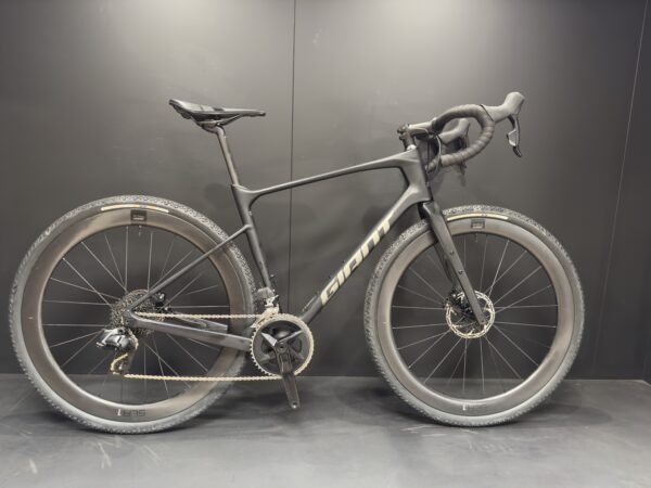 Giant Revolt Advanced Pro 1 AXS Carbon Disc Road Bike 2024 - M/L