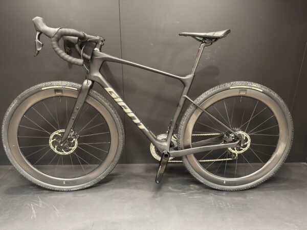 Giant Revolt Advanced Pro 1 AXS Carbon Disc Road Bike 2024 - M/L - Image 12