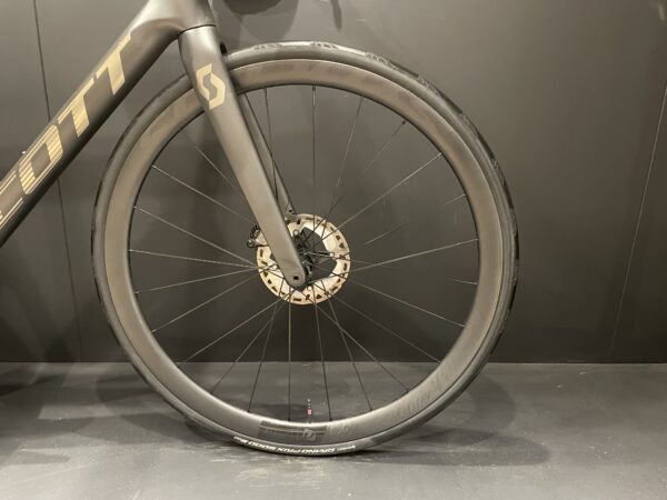ScottAddict RC15 Di2 Carbon Disc Road Bike 2024 - 56cm - Image 4