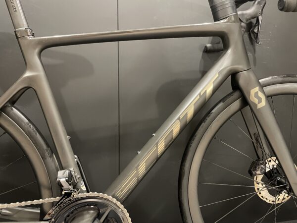 ScottAddict RC15 Di2 Carbon Disc Road Bike 2024 - 56cm - Image 6