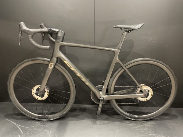 ScottAddict RC15 Di2 Carbon Disc Road Bike 2024 - 56cm - Image 13