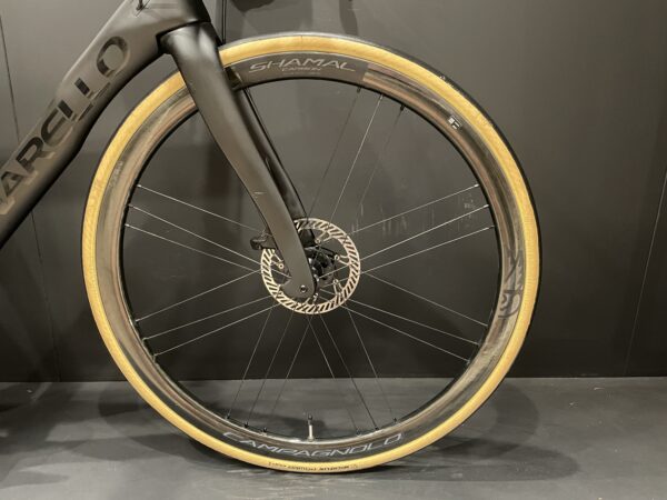 Pinarello Paris Chorus/Shamals Carbon Disc Road Bike 2023 - 53cm - Image 4