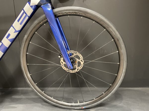 Trek Emonda SL5 105 Carbon Disc Road Bike 2023 - 56cm - Image 4