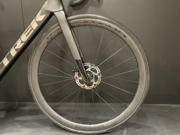 Trek Madone SL6 Gen 8 105 Di2 Carbon Disc Road Bike 2024 - M/L - Image 4