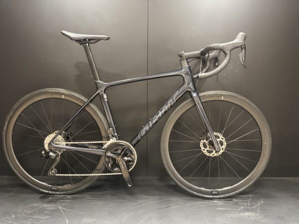 Giant TCR 105 Di2 Carbon Disc Road Bike - Medium - 2023