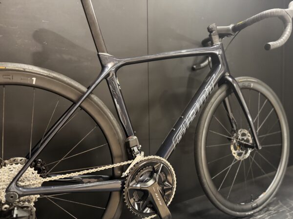 Giant TCR 105 Di2 Carbon Disc Road Bike - Medium - 2023 - Image 9