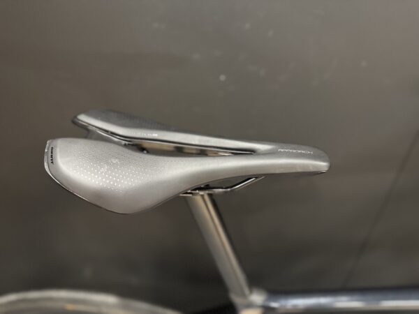 Giant TCR 105 Di2 Carbon Disc Road Bike - Medium - 2023 - Image 11