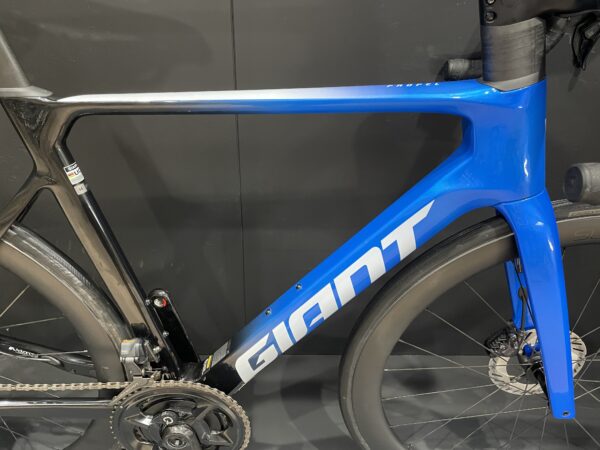 Giant Propel Advanced Pro 0 Di2 & P/M Carbon Disc Road Bike 2024 - Medium - Image 2