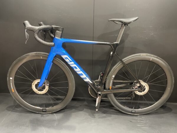 Giant Propel Advanced Pro 0 Di2 & P/M Carbon Disc Road Bike 2024 - Medium - Image 14