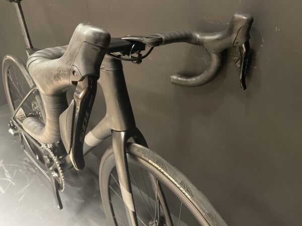 Cannondale Supersix 105 Di2 Carbon Disc Road Bike 2023 - 54cm - Image 3
