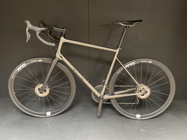 J. Guillem Orient Ultegra Di2 Titanium Disc Road Bike 2022 - 58cm - Image 13