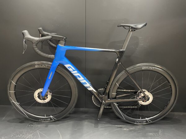 Giant Propel Advanced Pro 0 Di2 Carbon Disc Road Bike 2024 - M/L - Image 15