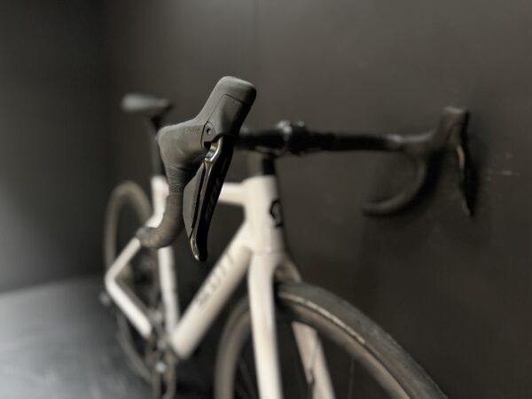 Scott Addict 30 105 Di2 Carbon Disc Road Bike 2025 - Small - Image 2
