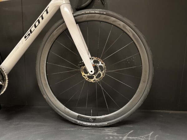 Scott Addict 30 105 Di2 Carbon Disc Road Bike 2025 - Small - Image 3