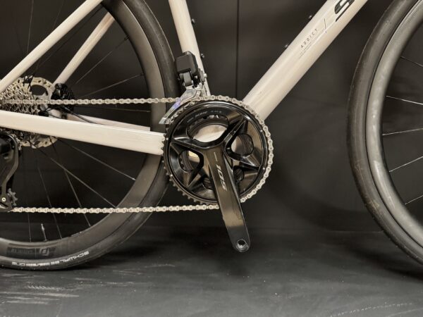 Scott Addict 30 105 Di2 Carbon Disc Road Bike 2025 - Small - Image 4