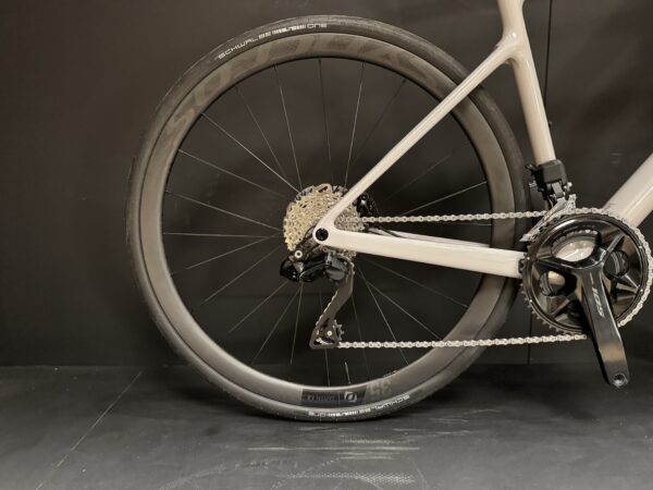 Scott Addict 30 105 Di2 Carbon Disc Road Bike 2025 - Small - Image 5