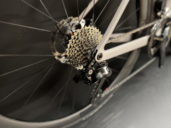 Scott Addict 30 105 Di2 Carbon Disc Road Bike 2025 - Small - Image 6