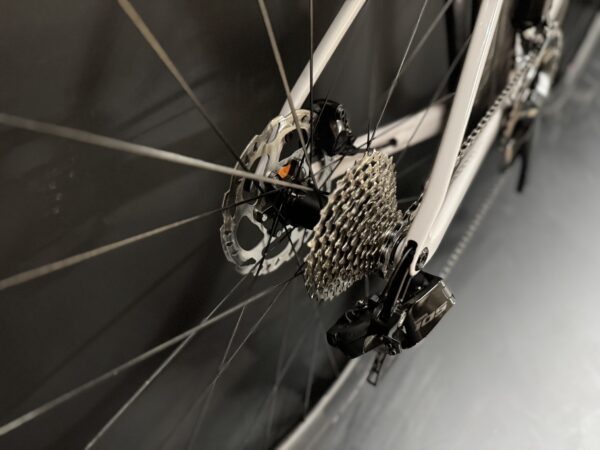 Scott Addict 30 105 Di2 Carbon Disc Road Bike 2025 - Small - Image 7