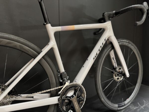 Scott Addict 30 105 Di2 Carbon Disc Road Bike 2025 - Small - Image 8