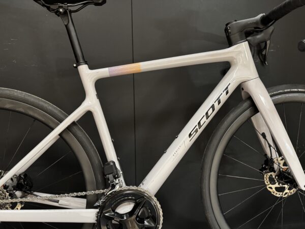 Scott Addict 30 105 Di2 Carbon Disc Road Bike 2025 - Small - Image 9