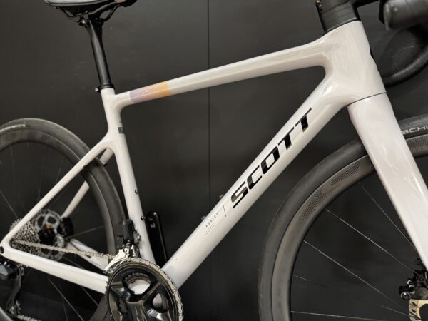 Scott Addict 30 105 Di2 Carbon Disc Road Bike 2025 - Small - Image 10
