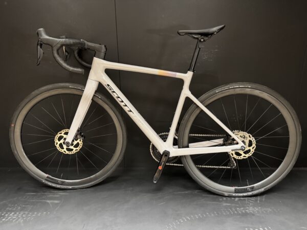 Scott Addict 30 105 Di2 Carbon Disc Road Bike 2025 - Small - Image 13