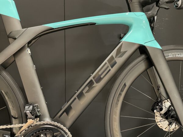 Trek Madone SLR 6 Women's Ultegra Di2 Carbon Disc Road Bike 2019 - 54 cm - Upgraded - Image 6
