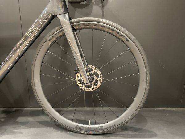 Trek Emonda SL6 Pro 105 Di2 Carbon Disc Road Bike 2023 - 58cm - Image 4