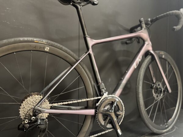 LIV Avail Advanced 1 105 Di2 Carbon Disc Road Bike 2023 - Medium - Image 9