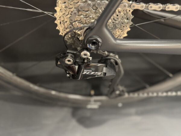 Orbea Orca M30 105 Di2 Carbon Disc Road Bike 2025 - 53cm - Image 6