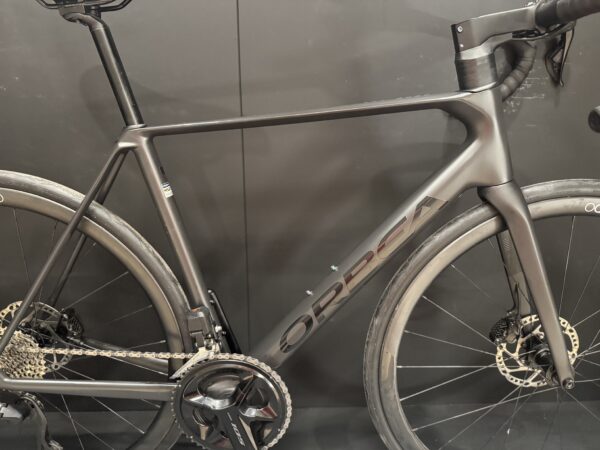 Orbea Orca M30 105 Di2 Carbon Disc Road Bike 2025 - 53cm - Image 9