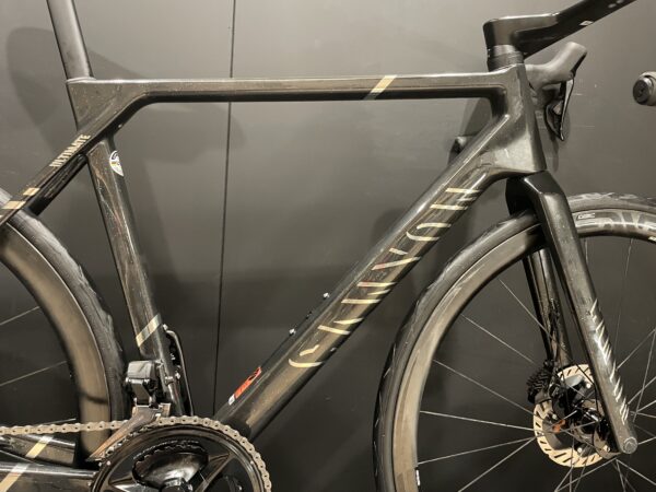 Canyon Ultimate CFR Dura-Ace Di2 ENVE Carbon Disc Road Bike 2025 - Medium - 6.9Kg - Image 6