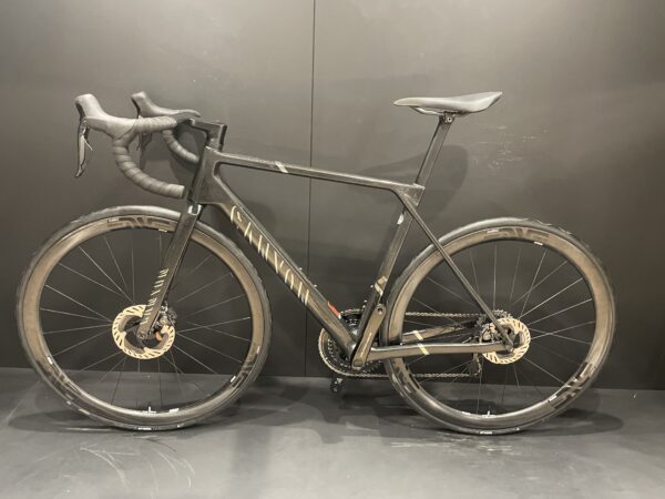 Canyon Ultimate CFR Dura-Ace Di2 ENVE Carbon Disc Road Bike 2025 - Medium - 6.9Kg - Image 14