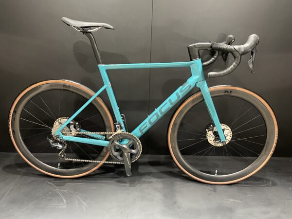 Focus Izalco Max 8.9 Ultegra Carbon Disc Road Bike 2022 - Large