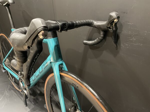 Focus Izalco Max 8.9 Ultegra Carbon Disc Road Bike 2022 - Large - Image 3