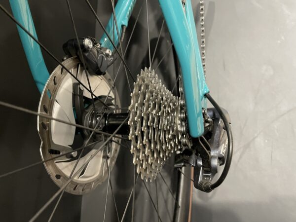 Focus Izalco Max 8.9 Ultegra Carbon Disc Road Bike 2022 - Large - Image 10