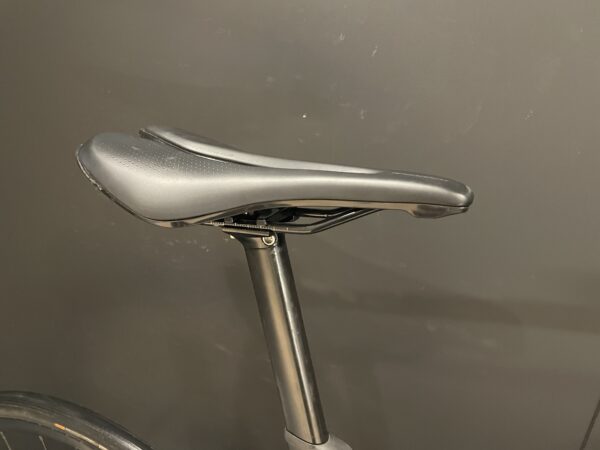 Giant TCR Advanced 2 105 Carbon Disc Road Bike 2021 - M/L - Image 11